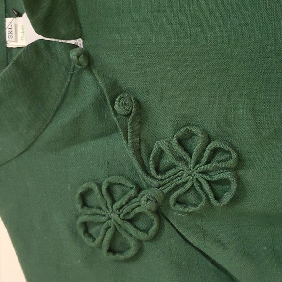Blouse with knot closures. - Picture 2 of 11